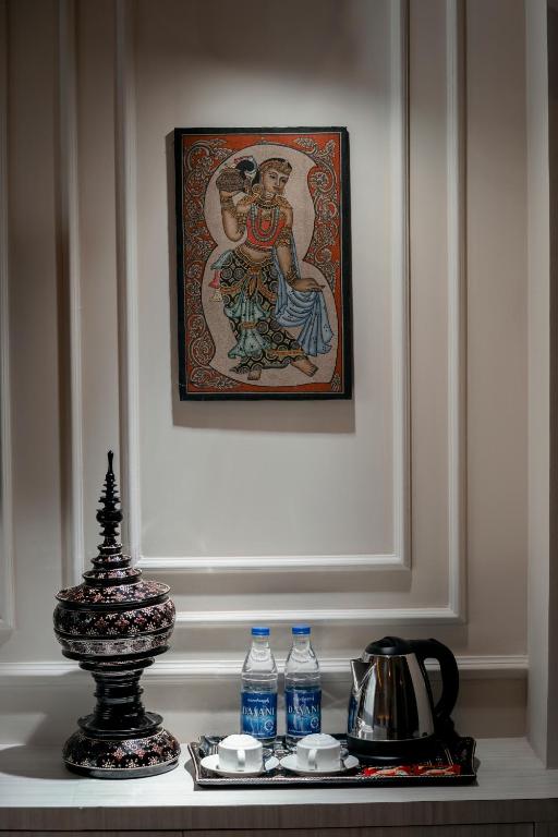 Příslušenství pro přípravu čaje a kávy v ubytování The Rangoon Hotel
