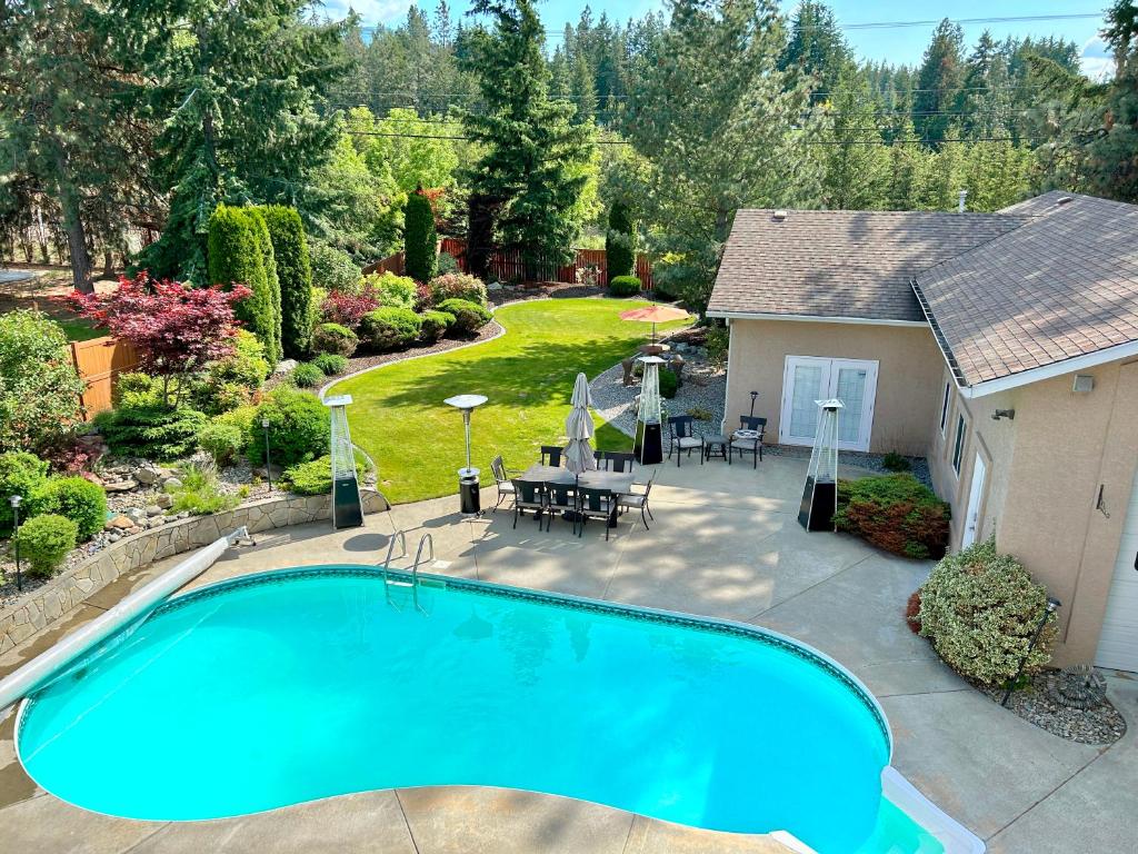 an overhead view of a swimming pool in a yard at Vintner's Nook B&B in Kelowna