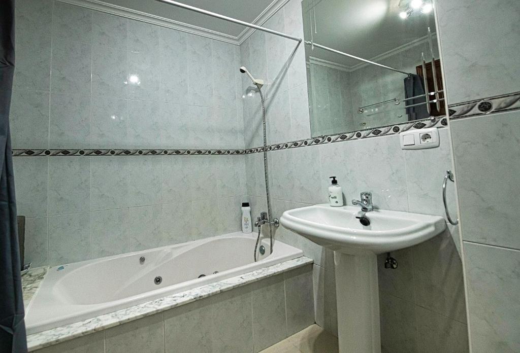 W łazience znajduje się umywalka, wanna i umywalka. w obiekcie APARTAMENTO AVELINA w mieście Monforte de Lemos