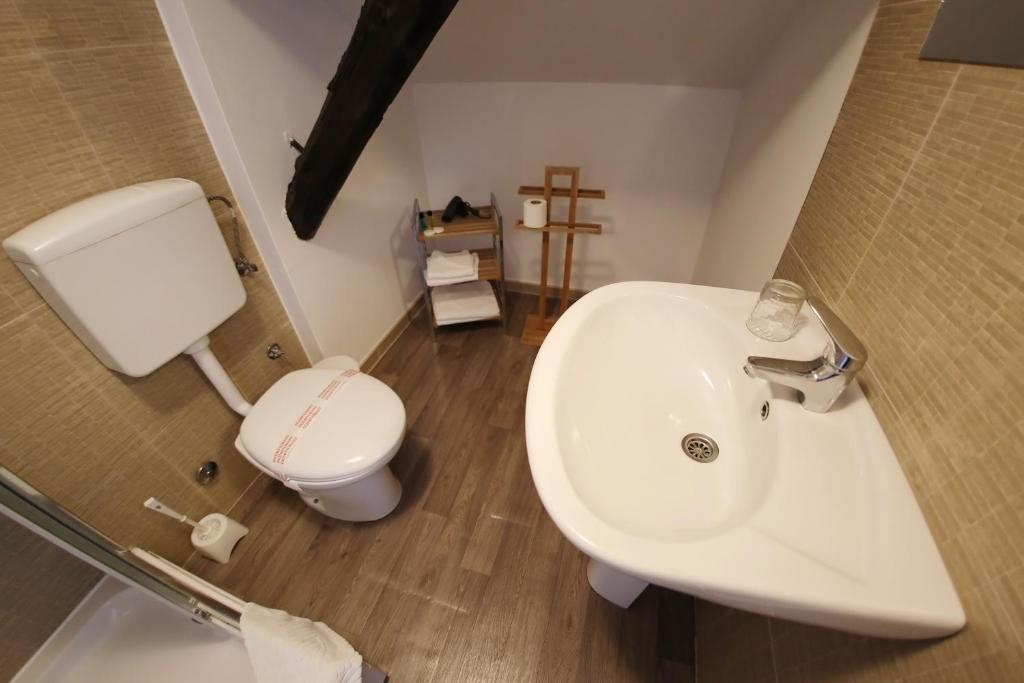 Un baño de Hotel Sokak