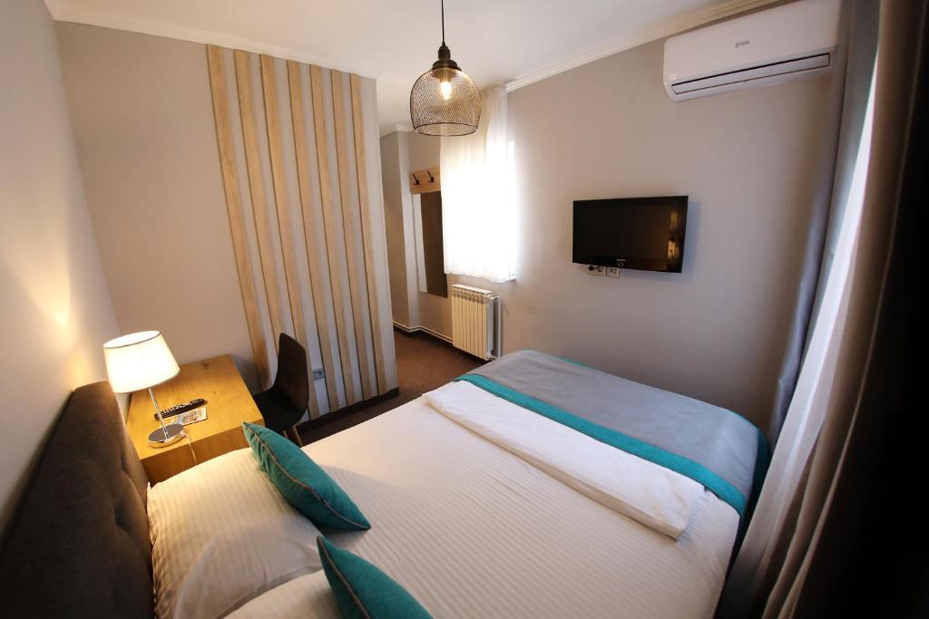 Una cama o camas en una habitación de Hotel Sokak