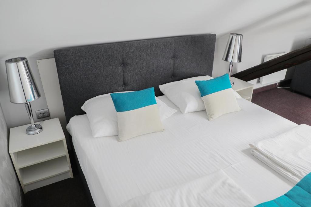 Una cama o camas en una habitación de Hotel Sokak
