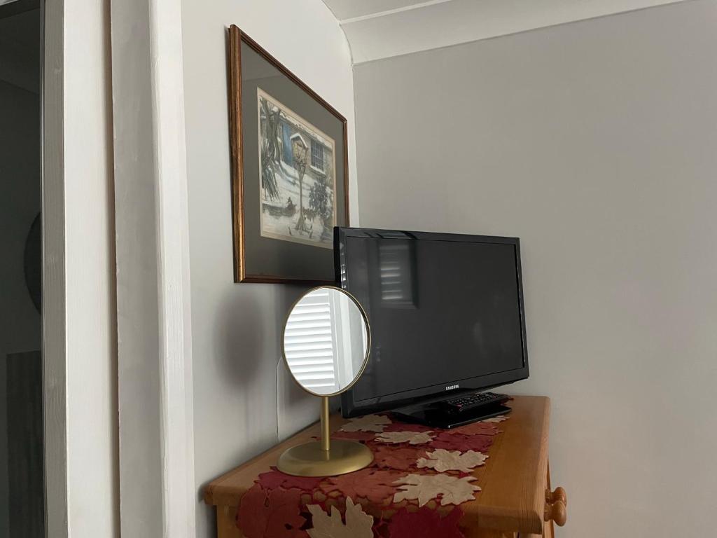 TV a/nebo společenská místnost v ubytování Private Double en-suite Room at the Groves