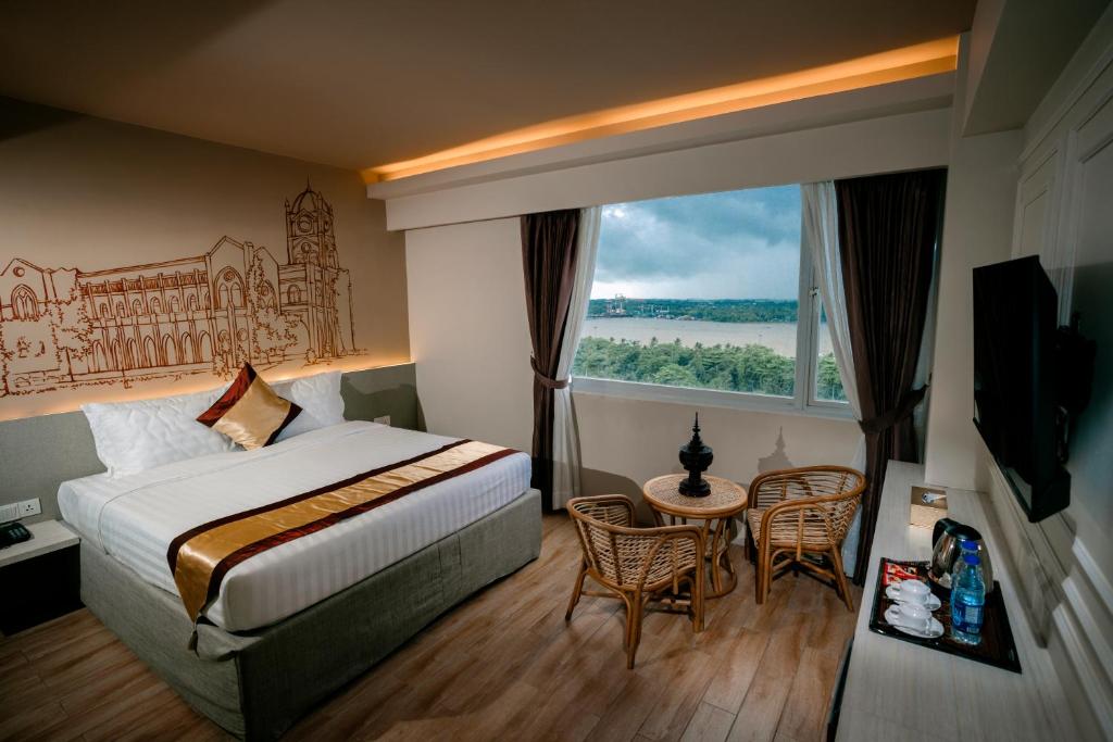 Postel nebo postele na pokoji v ubytování The Rangoon Hotel