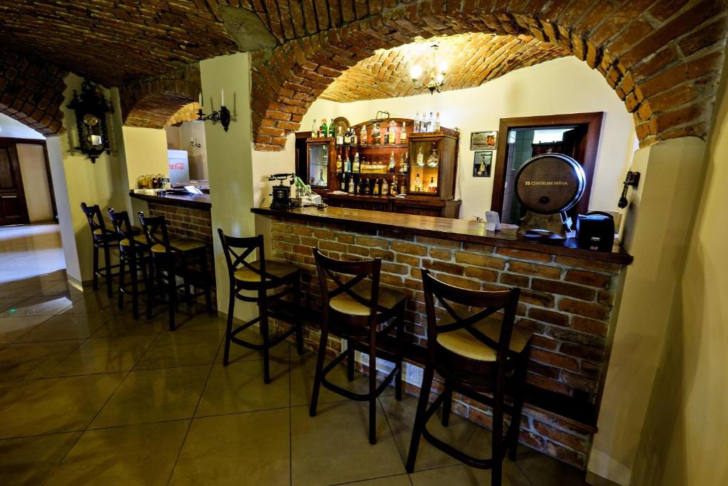 Lounge alebo bar v ubytovaní Dwór Stary Chotów