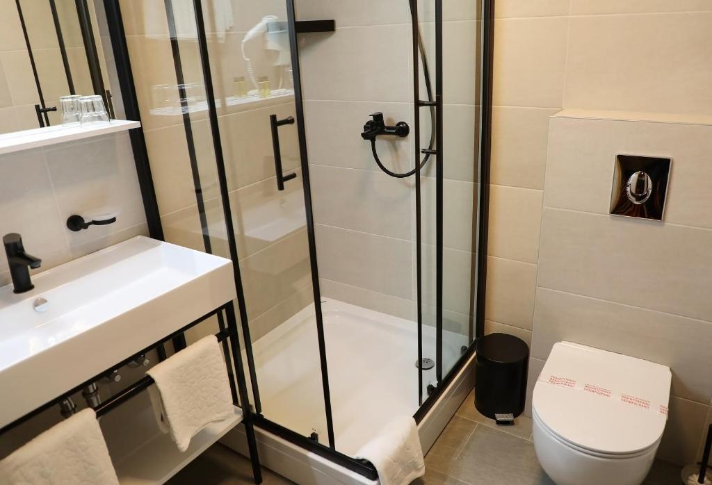 Un baño de Hotel Sokak