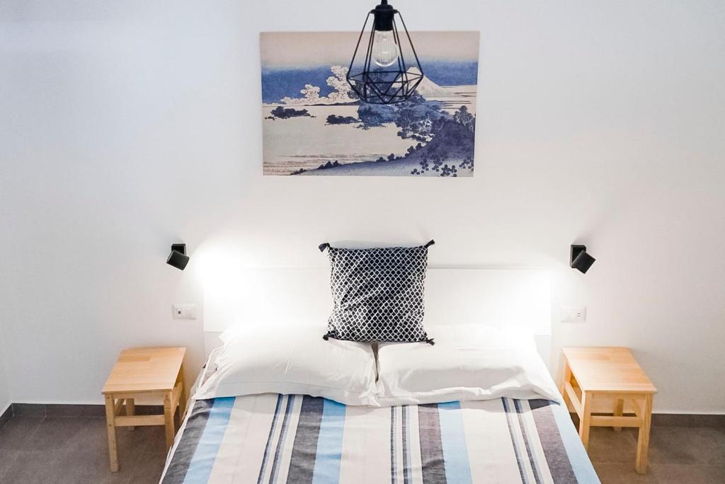 レトイアンニにあるcasa Taorminaのベッドルーム1室(壁に絵が描かれたベッド1台付)