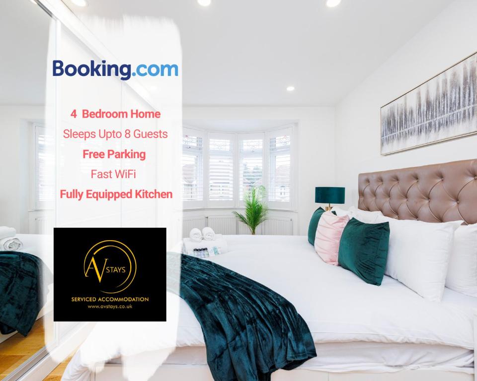 1 dormitorio con cama blanca con marco marrón en Luxury Home by AV Stays Short Lets Sidcup en Sidcup
