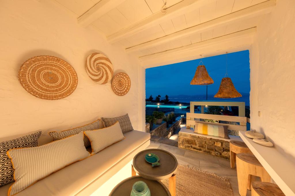 Posezení v ubytování Kallirroe Deluxe Villa with Sea View and Pool