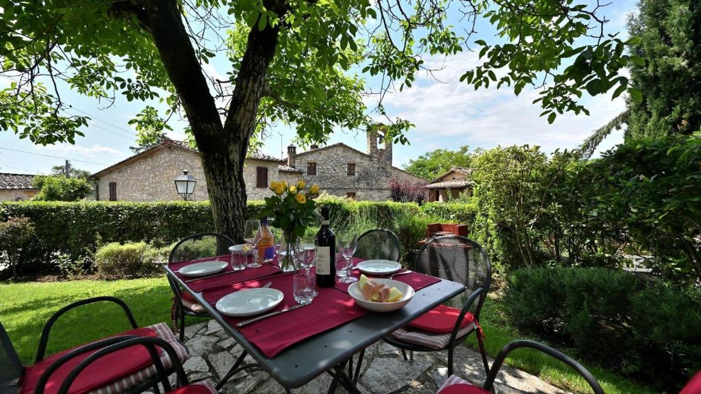 a black table with red napkins on a patio at Casa Isabella in Gaiole in Chianti