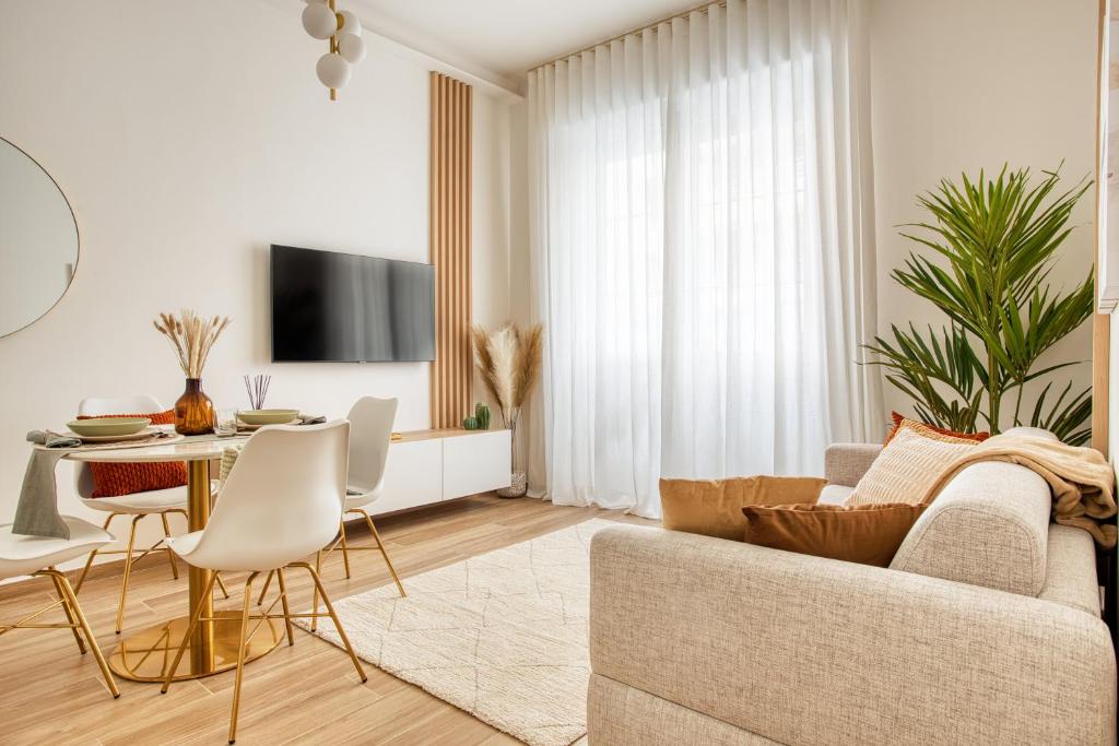 un soggiorno con divano e tavolo di Relais Milano Suite 1 a Milano