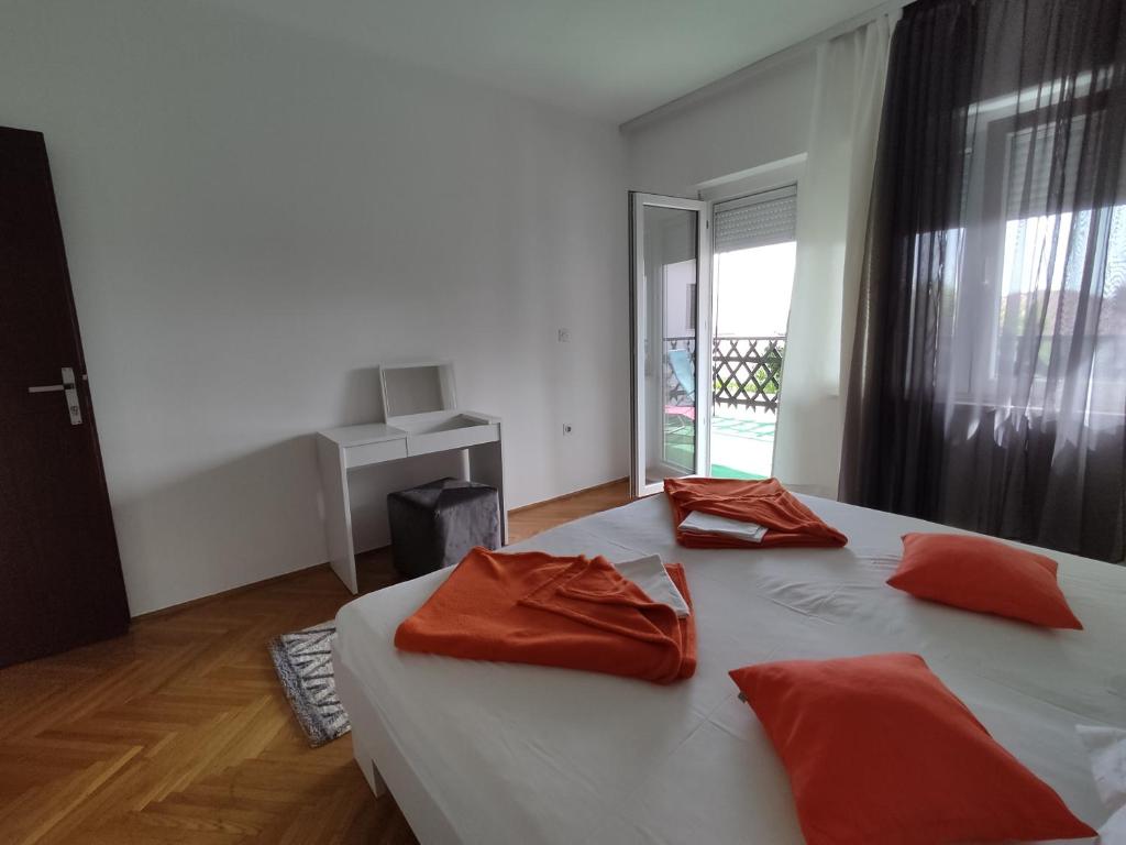 Postel nebo postele na pokoji v ubytování Apartment Teresa with big terrace Dramalj
