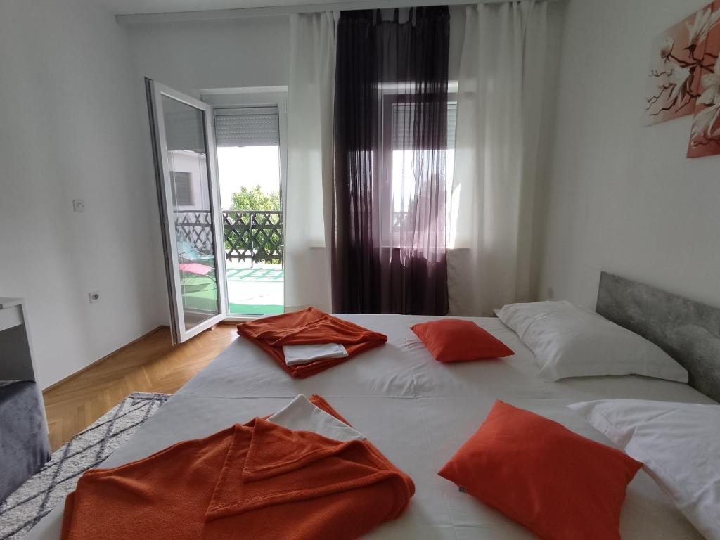 Postel nebo postele na pokoji v ubytování Apartment Teresa with big terrace Dramalj
