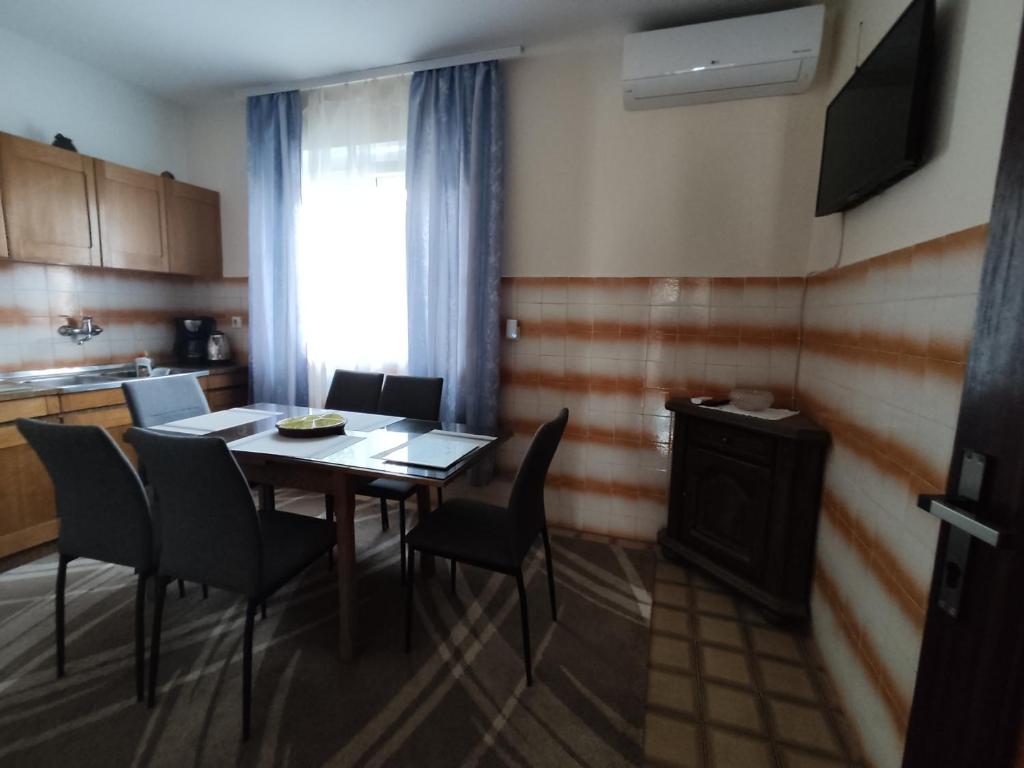 TV a/nebo společenská místnost v ubytování Apartment Teresa with big terrace Dramalj