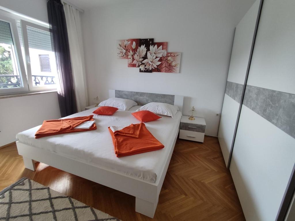 Postel nebo postele na pokoji v ubytování Apartment Teresa with big terrace Dramalj