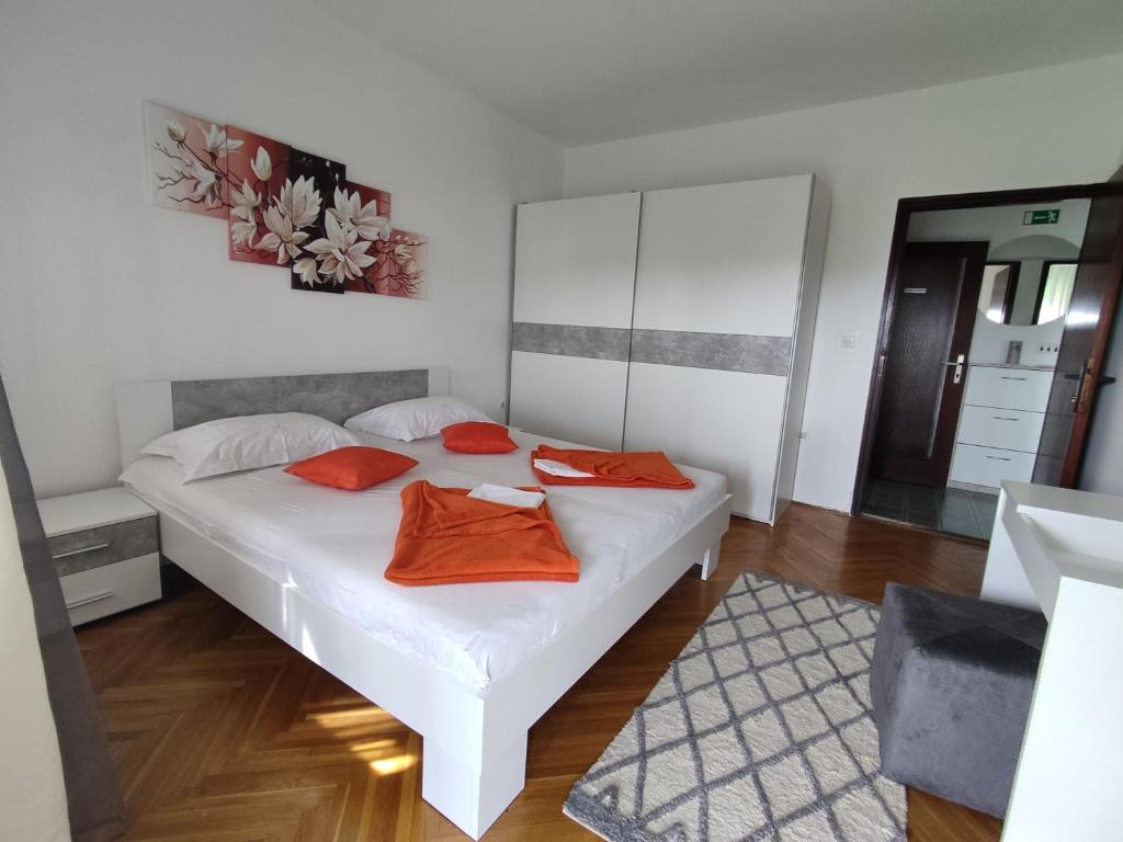 Postel nebo postele na pokoji v ubytování Apartment Teresa with big terrace Dramalj