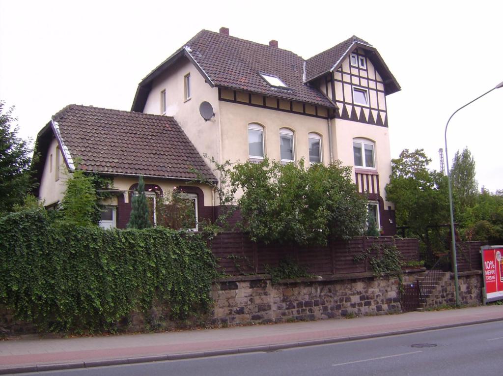 a large house on the side of a street at Gemütliches Zimmer im Seterant/Untergeschoss in Essen