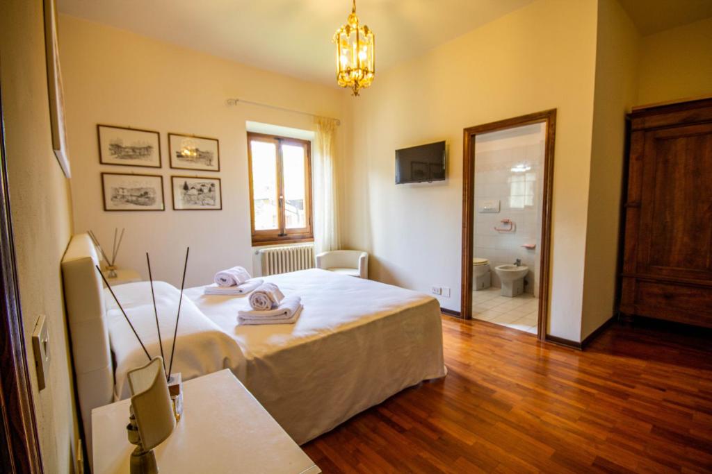 a bedroom with a large bed and a bathroom at Il Vago Soggiorno in Barberino di Mugello
