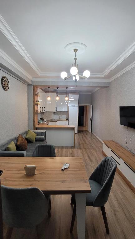 a living room with a dining table and a kitchen at Sea View House in Sumqayyt