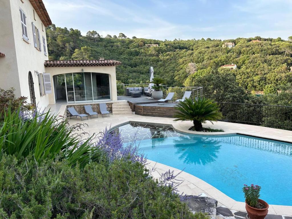 Villa con jardín con piscina en Maison familiale, avec vue imprenable, en Montauroux