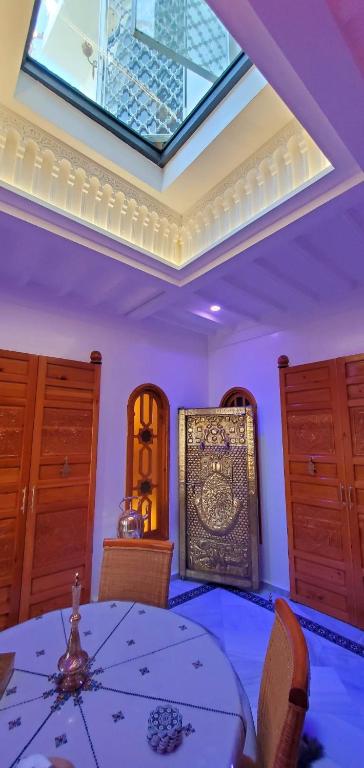 Riad Villa with Mediterranean Sea Views of Spain and Gibraltar客房内的一张或多张床位