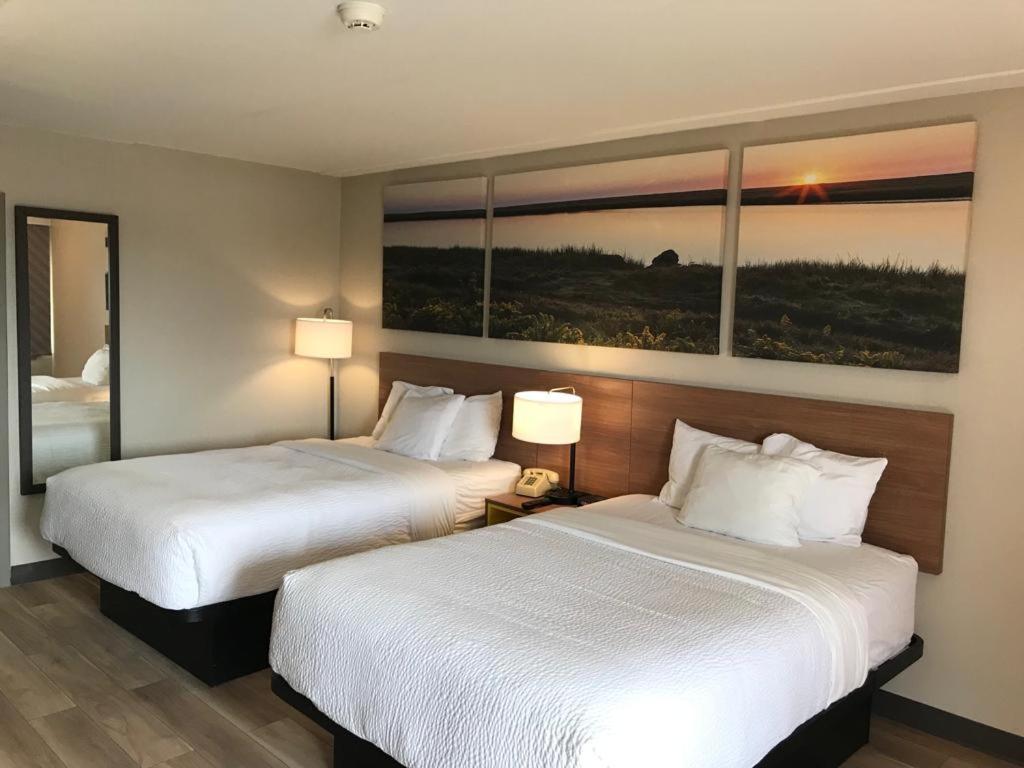 Days Inn by Wyndham Vineland - Deluxe Double Room With Two Double Beds - Smoking