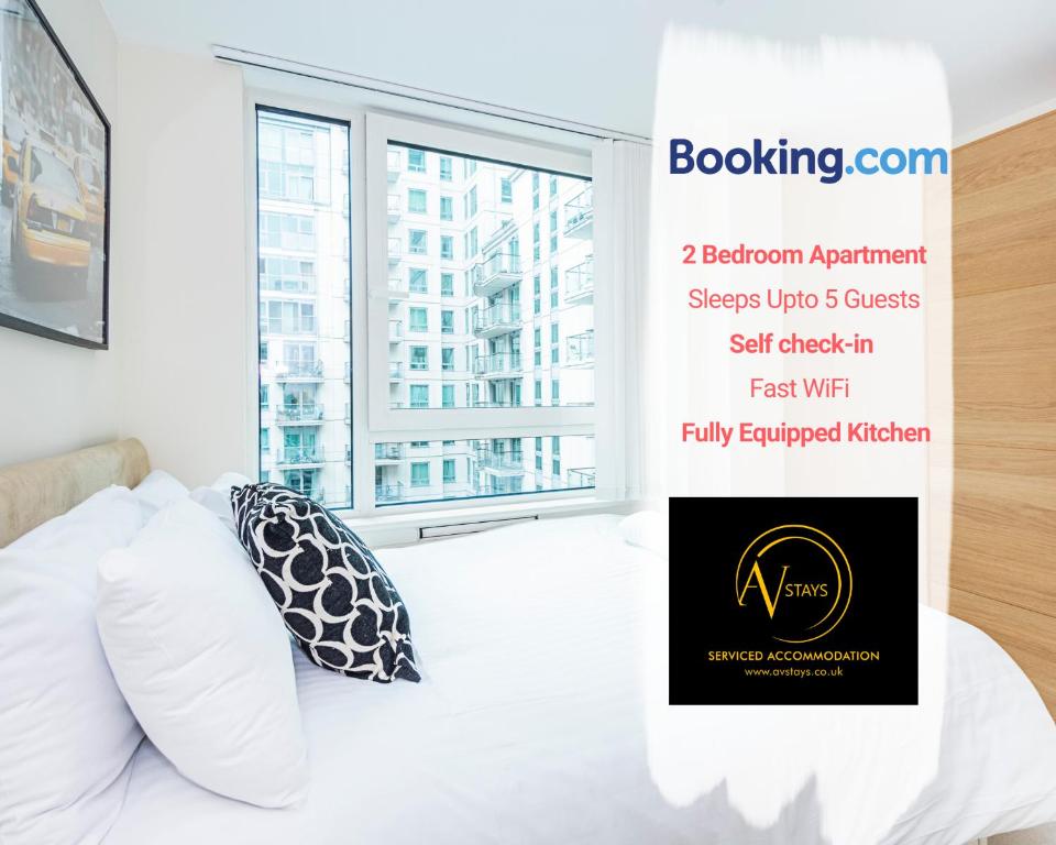 - une chambre avec un lit et une fenêtre dans l'établissement 2 Bedroom Apartment by AV Stays Short Lets & Serviced Accommodation, à Londres