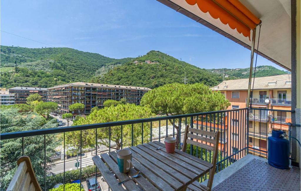 balcón con mesa de madera y vistas a la ciudad en Stunning Apartment In Recco With Kitchen, en Recco