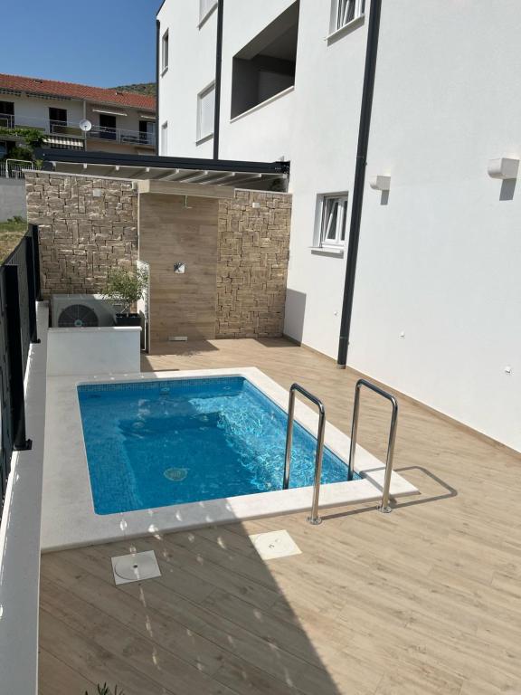 Bazén v ubytovaní Hygge Boutique Apartment alebo v jeho blízkosti