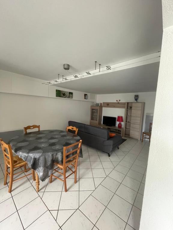 ル・プリガンにあるLe Pouliguen/La Baule Appartement T3のリビングルーム(テーブル、椅子、ソファ付)