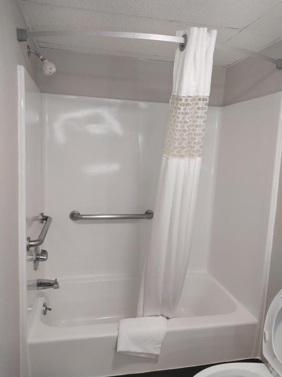 Days Inn by Wyndham Vineland - King Room -Minding