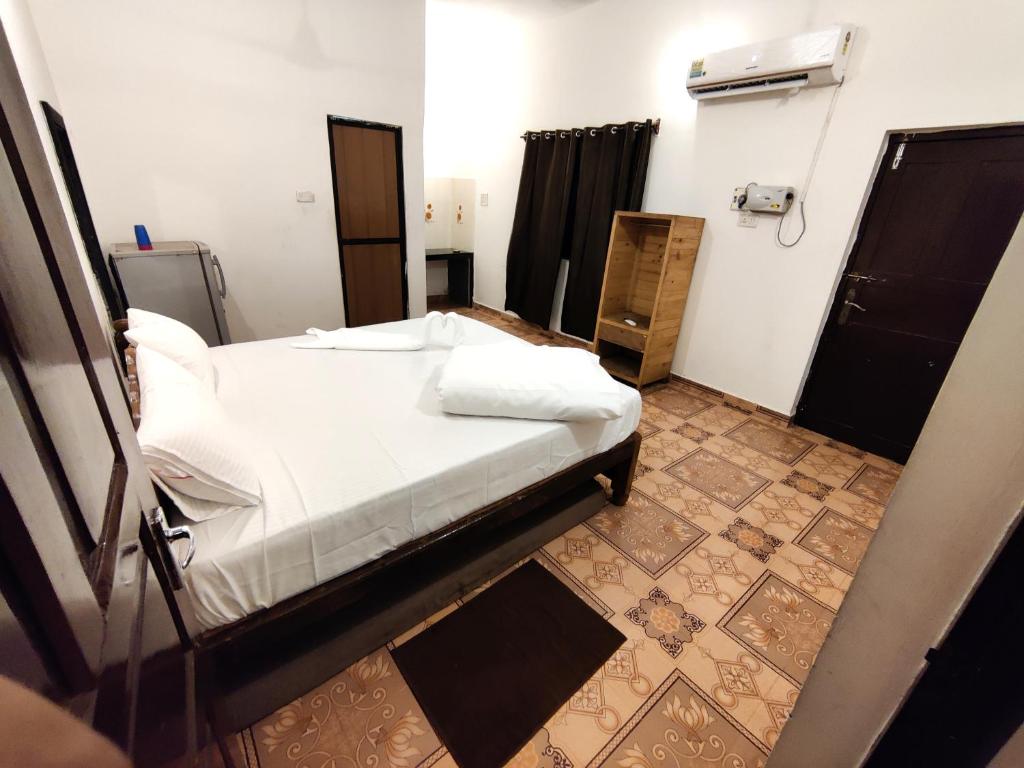 Postel nebo postele na pokoji v ubytování Calangute Turista