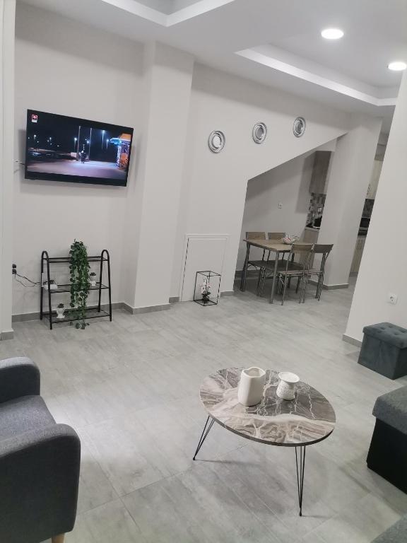 TV a/nebo společenská místnost v ubytování J & A Kandilas Apartment