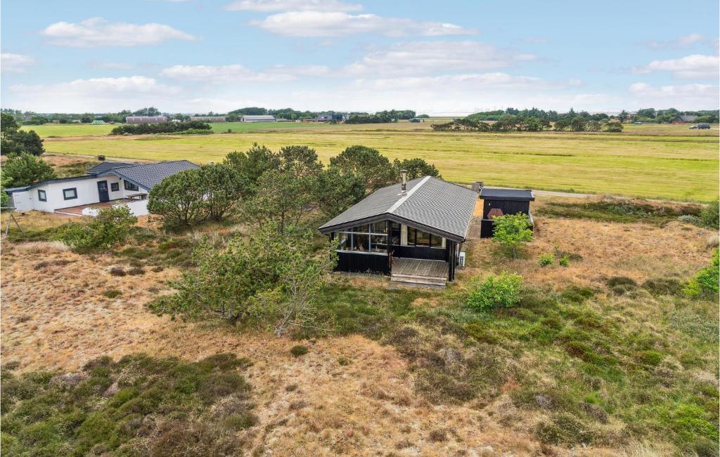 een overzicht van een huis in een veld bij Gorgeous Home In Fan With Kitchen in Fanø
