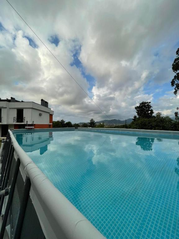 Piscina a Гостевой Дом Батумский Двор o a prop