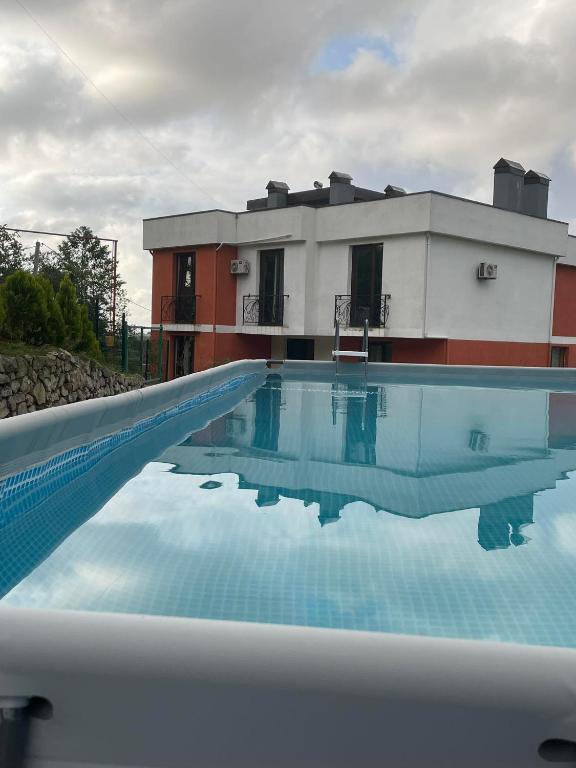 Piscina a Гостевой Дом Батумский Двор o a prop
