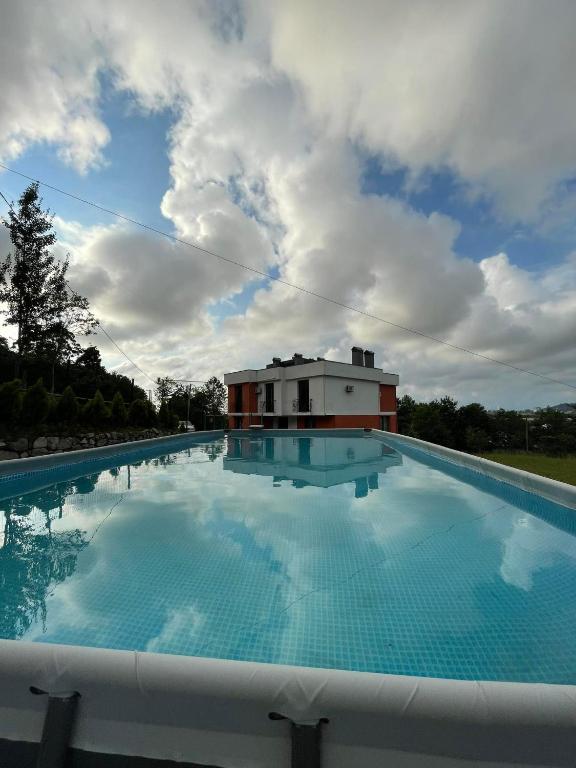 Piscina a Гостевой Дом Батумский Двор o a prop