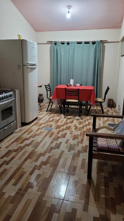 Il comprend un salon avec une table et une cuisine équipée d'un réfrigérateur. dans l'établissement Dpto solana, à Rosario de la Frontera