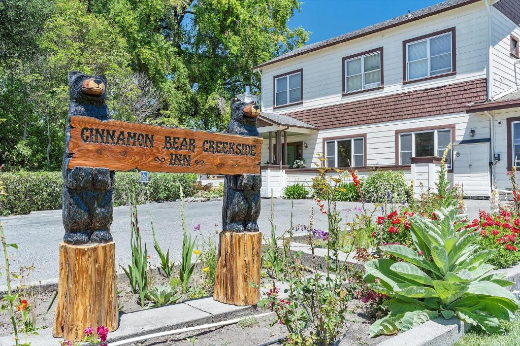 Ein Schild mit zwei Bären im Garten. in der Unterkunft Cinnamon Bear Creekside Inn in Sonoma