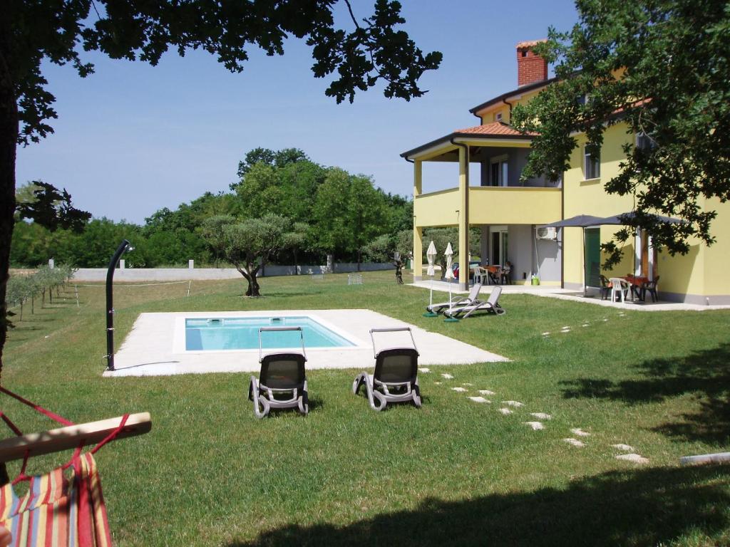 ein Haus mit Pool im Hof in der Unterkunft Villanova Apartments in Poreč