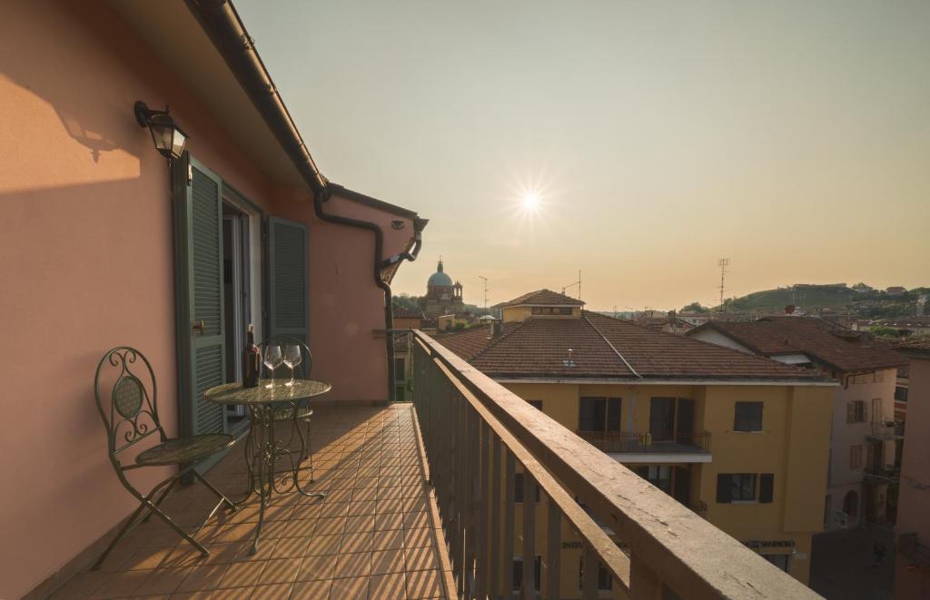 een balkon met een tafel en stoelen in een gebouw bij [Attico Dogliani] vista Langhe in Dogliani