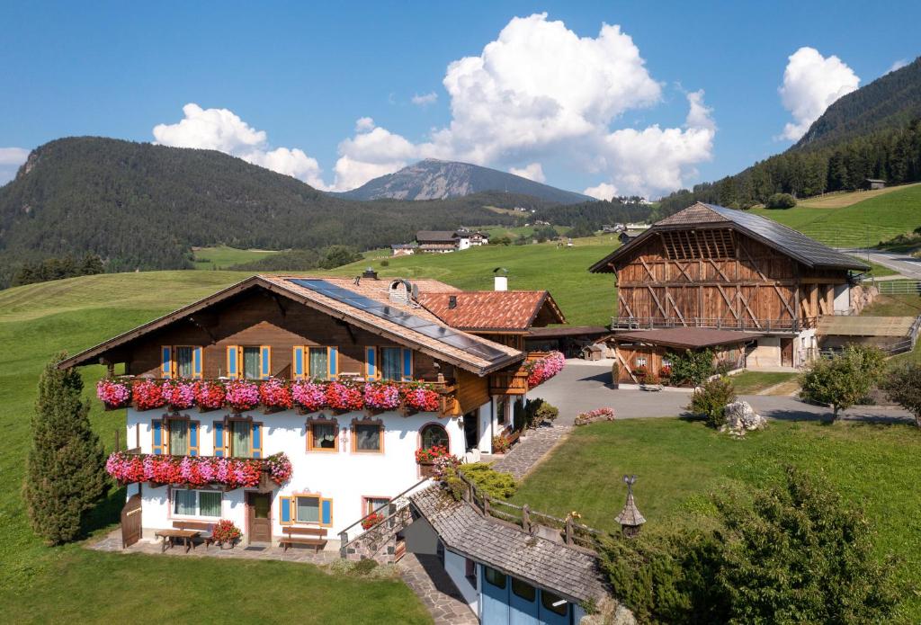 dom w górach z kwiatami w obiekcie Binterhof w mieście Castelrotto