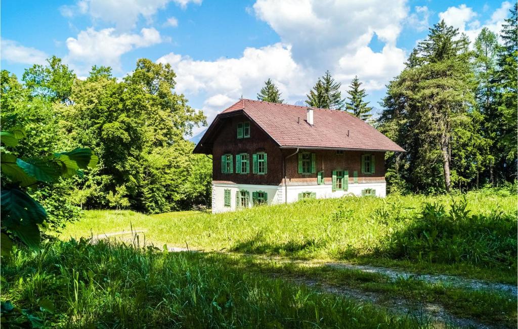 een huis op een heuvel in een veld bij Nice Home In Igls With Wifi in Innsbruck