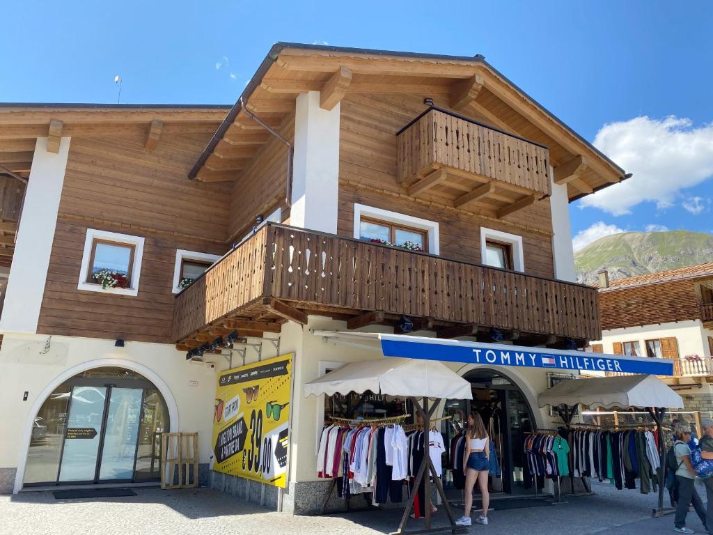 una tienda de ropa con gente parada fuera de ella en Skyrim Apartment - City Centre en Livigno