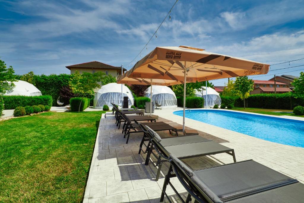 Bazén v ubytování Seagloo Glamping - Adults Only nebo v jeho okolí