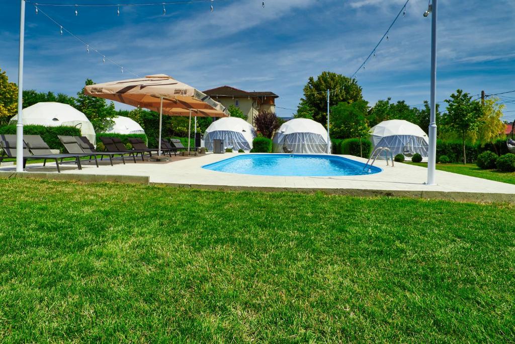 Bazén v ubytování Seagloo Glamping - Adults Only nebo v jeho okolí