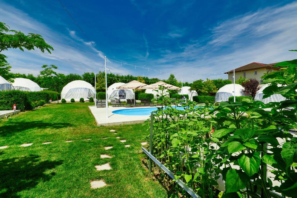 Bazén v ubytování Seagloo Glamping - Adults Only nebo v jeho okolí