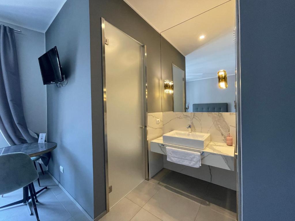 Dimora San Gregorio Luxury Rooms - 13