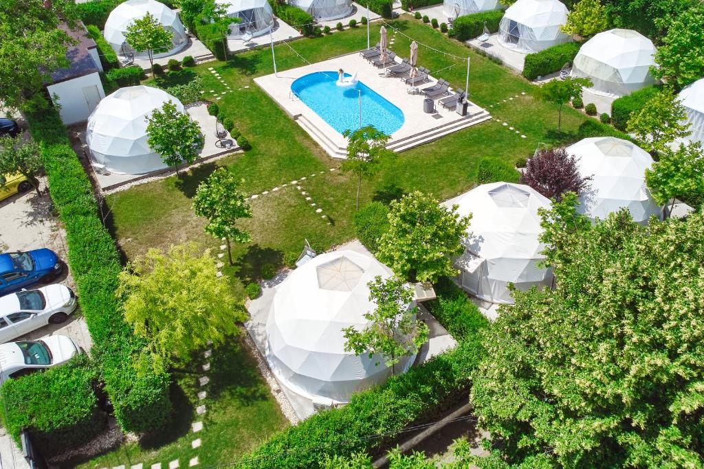 Bazén v ubytování Seagloo Glamping - Adults Only nebo v jeho okolí