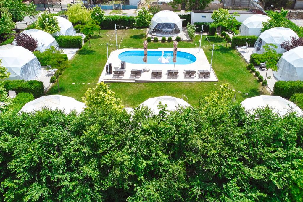 Bazén v ubytování Seagloo Glamping - Adults Only nebo v jeho okolí